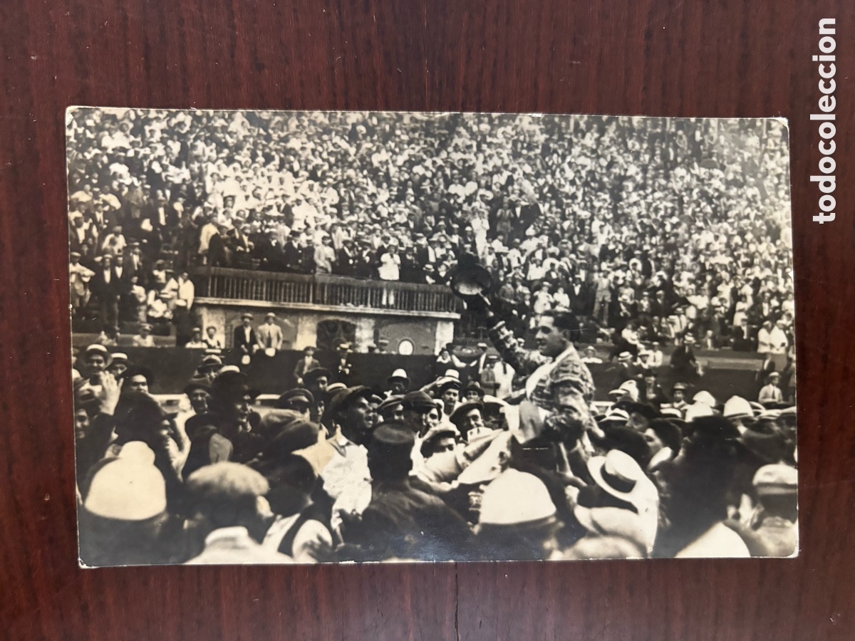 Stierkampf: Manuel Granero, a hombros en la plaza de Valencia. Foto original. Toros, toreros, tauromaquia
