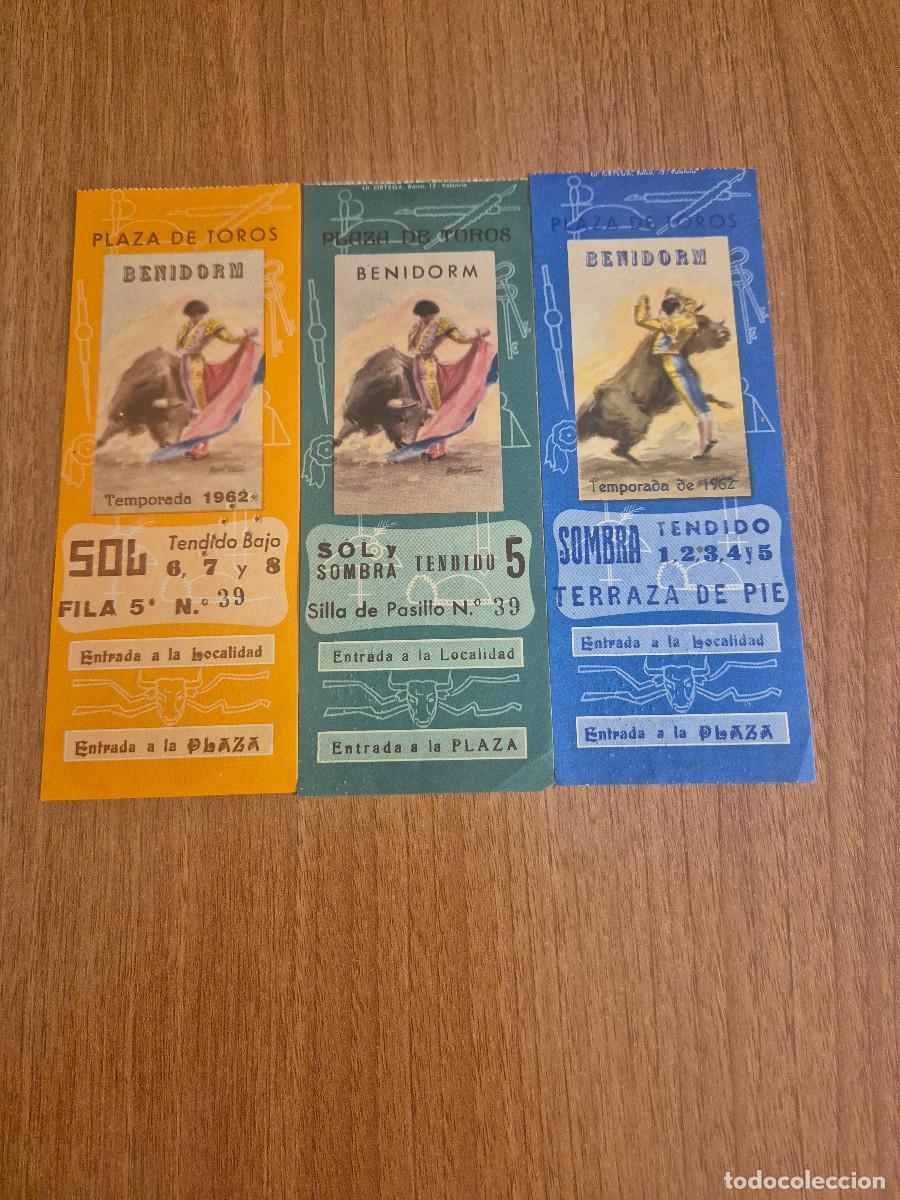 Tauromaquia: LOTE 3 ENTRADAS PLAZA DE TOROS BENIDORM TEMPORADA 1962 REVERSO PUBLICIDAD CERVEZA.