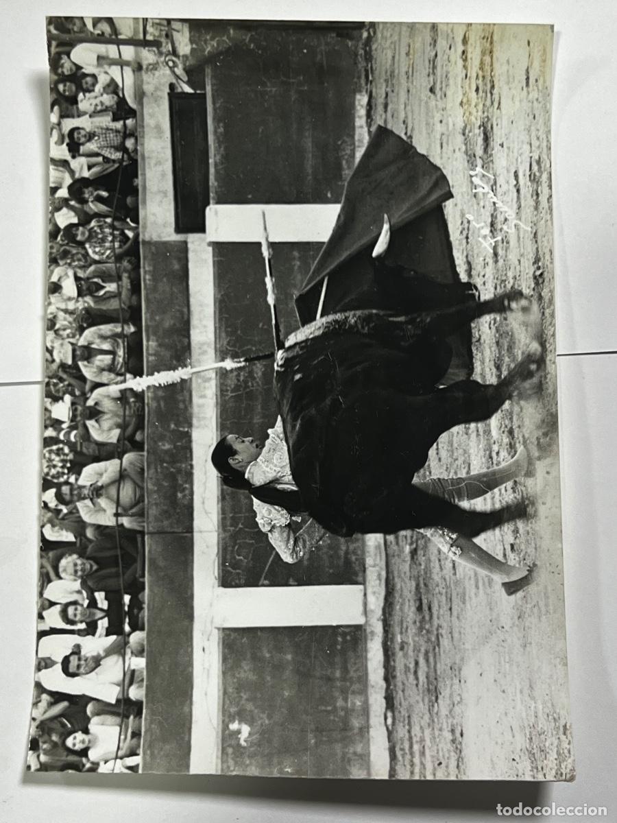Tauromaquia: ANTIGUA FOTOGRAF&Iacute;A. TORERA MARIBEL ATIENZAR. 18 x 13 CM.