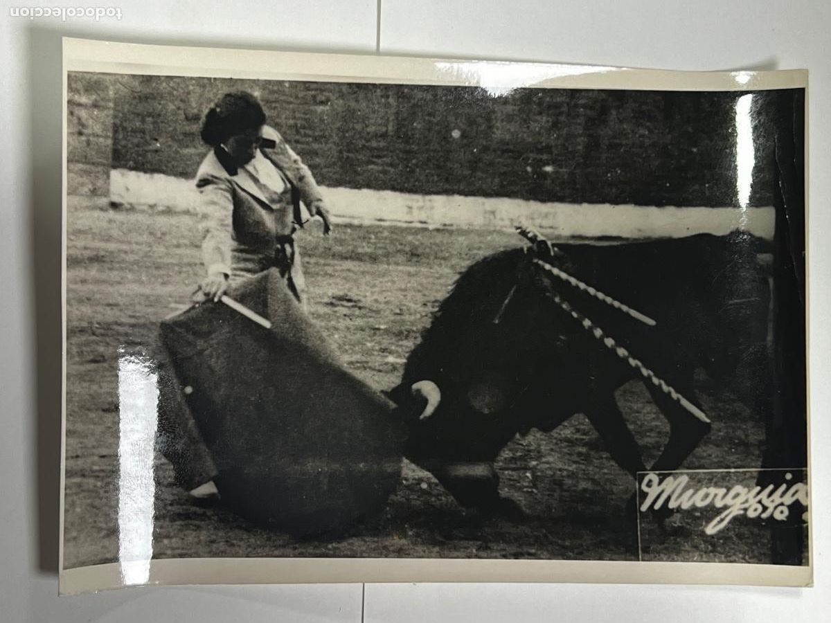Tauromaquia: ANTIGUA FOTOGRAF&Iacute;A. TORERA AMINA ASSIS. 18 x 13 CM.