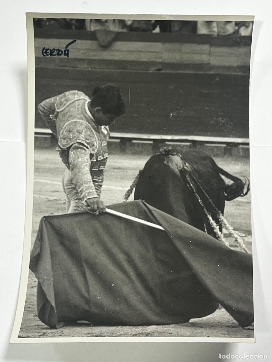 Tauromaquia: ANTIGUA FOTOGRAF&Iacute;A. TORERO VICENTE MART&Iacute;NEZ IZQUIERDA, EL LEVANTINO. 18 x 12 CM.