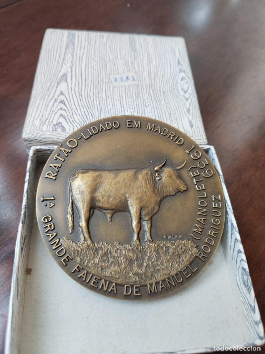 Tauromaquia: Medalla Conmemorativa Toro Rat&oacute;n, Pinto Barreiros, Lidiado por Manolete. Numerada 822 de 1.000.