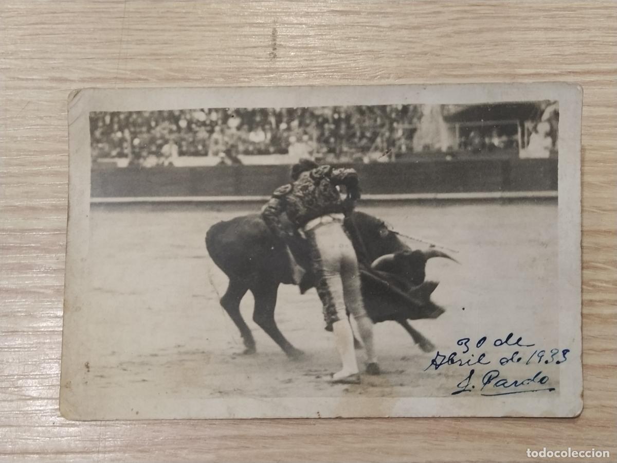 Tauromaquia: TORERO EN PLENA CORRIDA DE TOROS EN LA PLAZA - A&Ntilde;O 1933 - FOTOGRAFICA - POSTAL ANTIGUA -(117.024)