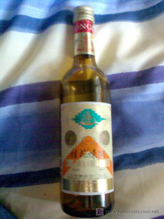Coleccionismo de vinos y licores: Botella de vino con flores de laurel 'Kuei Hua Chen Chiew'. China. Vac&iacute;a con tap&oacute;n.