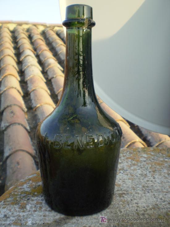 Sammlung von Weinen und Lik&ouml;ren: ANTIGUA BOTELLA DE +BENEDICTINE+.