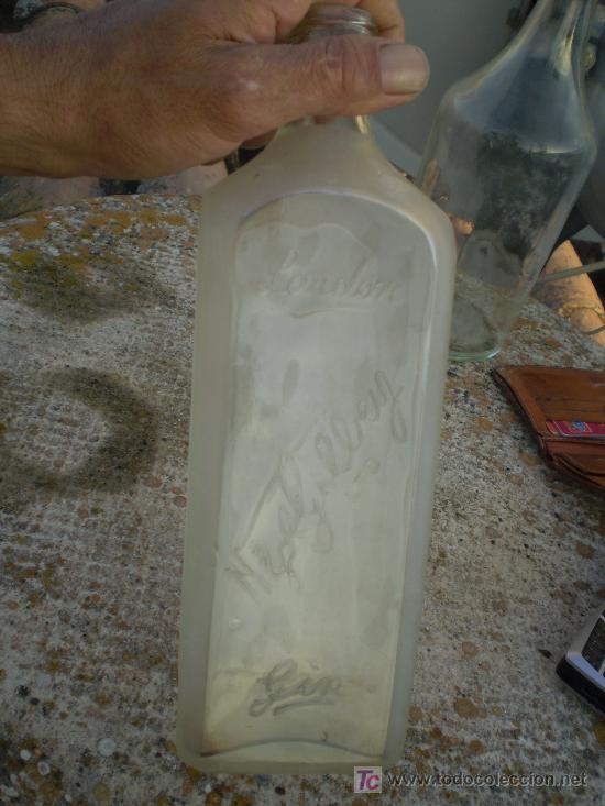 Coleccionismo de vinos y licores: ANTIGUA BOTELLA DE CRISTAL AHUMADO LONDON GIN A & GILBEY.