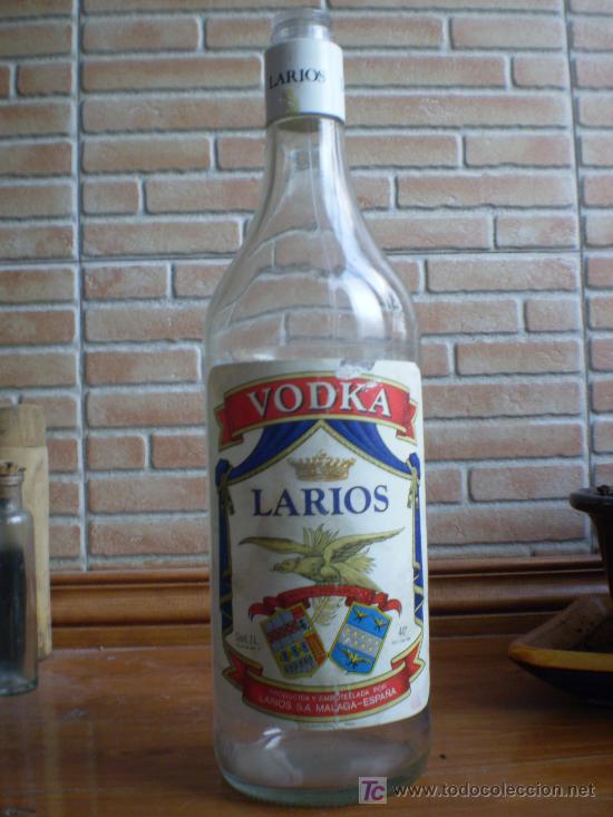 Collection of wines and liquors: BOTELLA DE VODKA LARIOS. MALAGA.