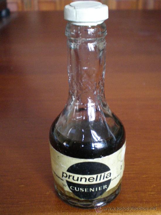 Sammlung von Weinen und Lik&ouml;ren: PEQUE&Ntilde;A BOTELLA DE FRANCIA. ANTIGUA BOTELLITA DE PRUNELLIA CUSENIER. A LA FINE CHAMPAGNE