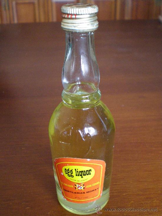 Sammlung von Weinen und Lik&ouml;ren: PEQUE&Ntilde;A BOTELLA DE DESTILERIAS MOREY. ANTIGUA BOTELLITA DE LICOR DE HUEVO EGG. MAYORCA