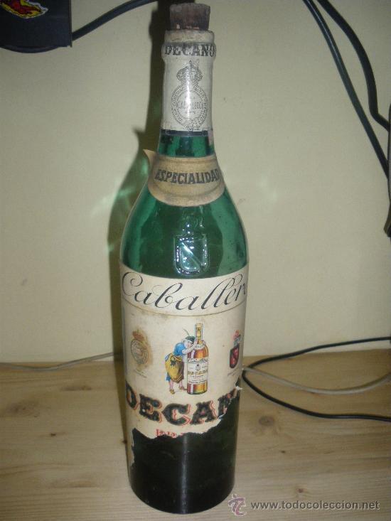 Coleccionismo de vinos y licores: BOTELLA DE BRANDY DECANO CABALLERO. CORCHO. - Foto 1