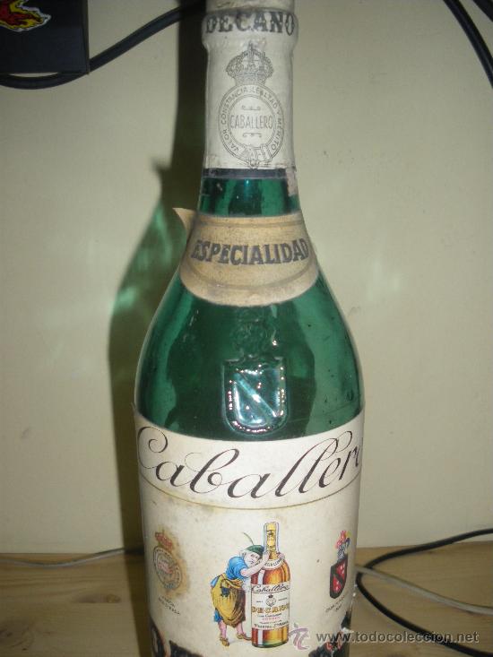Coleccionismo de vinos y licores: BOTELLA DE BRANDY DECANO CABALLERO. CORCHO. - Foto 2