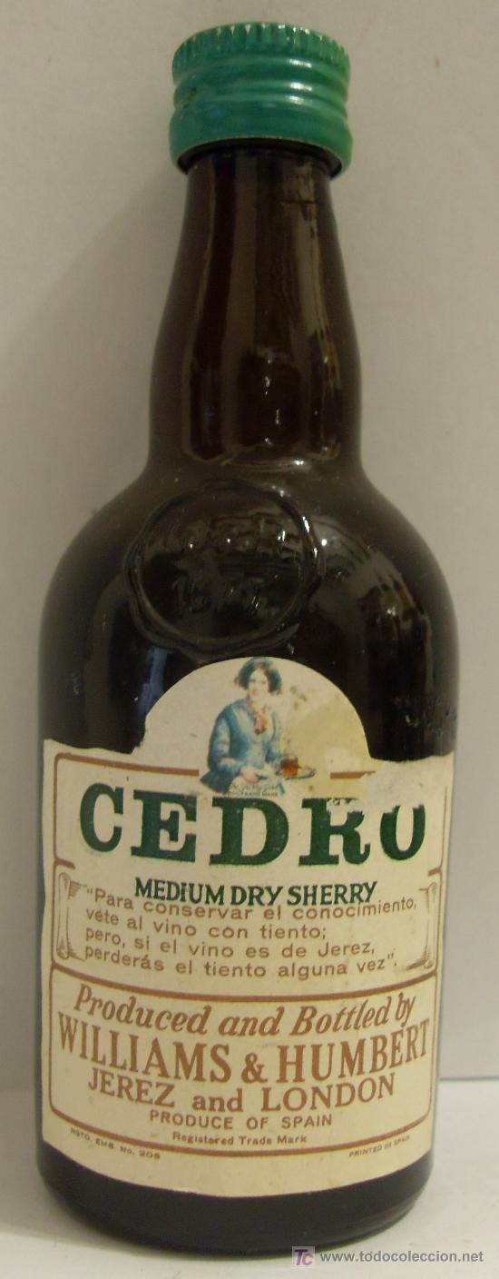 Coleccionismo de vinos y licores: BOTELLIN DE VINO MEDIUM DRY SHERRY CEDRO. BODEGAS WILLIAMS & HUMBERT. JEREZ DE LA FRONTERA, CADIZ.