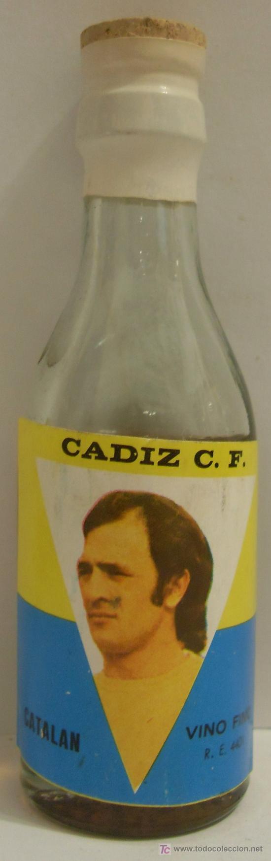 Sammlung von Weinen und Lik&ouml;ren: BOTELLIN DE VINO FINO CON ETIQUETA DEL JUGADOR CATALAN. EQUIPO CADIZ CLUB DE FUTBOL.