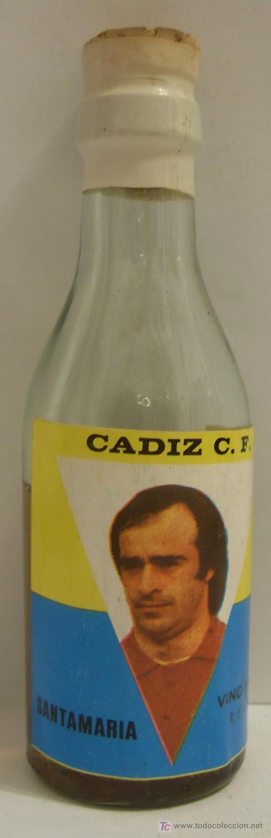 Sammlung von Weinen und Lik&ouml;ren: BOTELLIN DE VINO FINO CON ETIQUETA DEL JUGADOR SANTAMARIA. EQUIPO CADIZ CLUB DE FUTBOL.