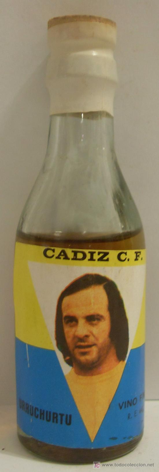 Sammlung von Weinen und Lik&ouml;ren: BOTELLIN DE VINO FINO CON ETIQUETA DEL JUGADOR URRUCHURTU. EQUIPO CADIZ CLUB DE FUTBOL.