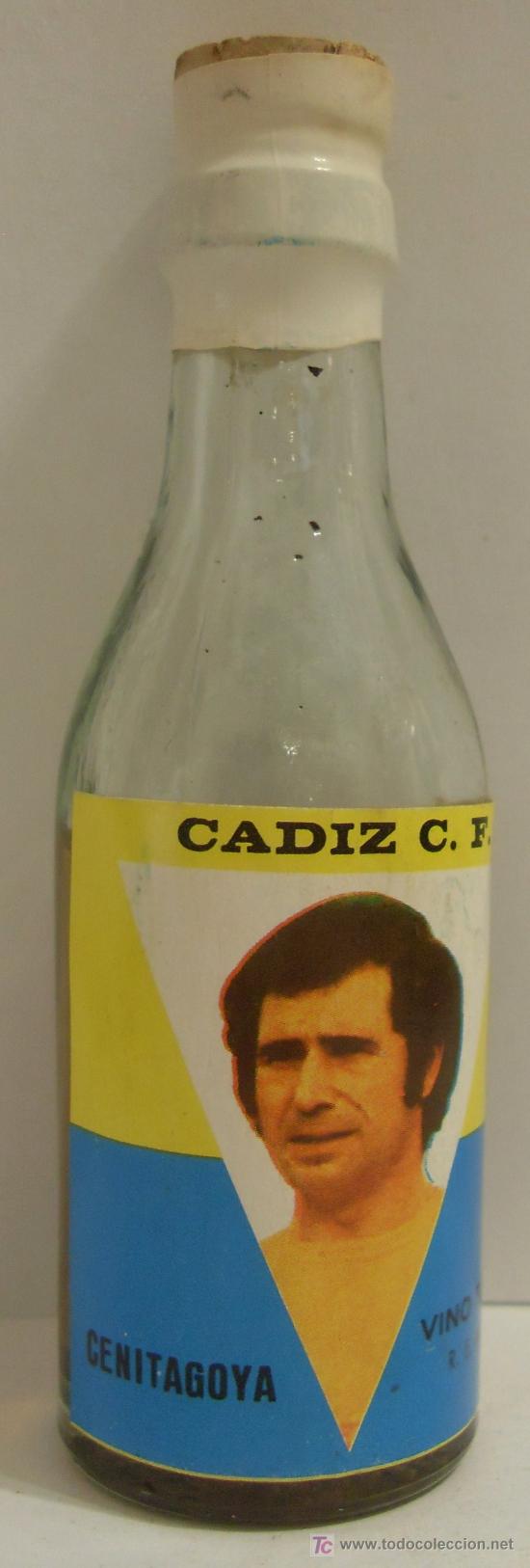Sammlung von Weinen und Lik&ouml;ren: BOTELLIN DE VINO FINO CON ETIQUETA DEL JUGADOR CENITAGOYA. EQUIPO CADIZ CLUB DE FUTBOL.