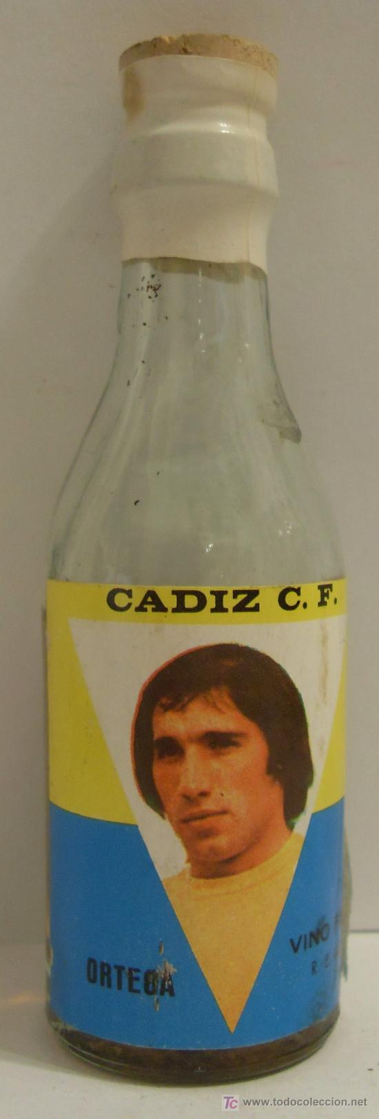 Sammlung von Weinen und Lik&ouml;ren: BOTELLIN DE VINO FINO CON ETIQUETA DEL JUGADOR ORTEGA. EQUIPO CADIZ CLUB DE FUTBOL.