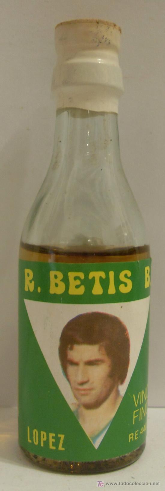 Sammlung von Weinen und Lik&ouml;ren: BOTELLIN DE VINO FINO CON ETIQUETA DEL JUGADOR LOPEZ. EQUIPO REAL BETIS BALOMPIE. SEVILLA.