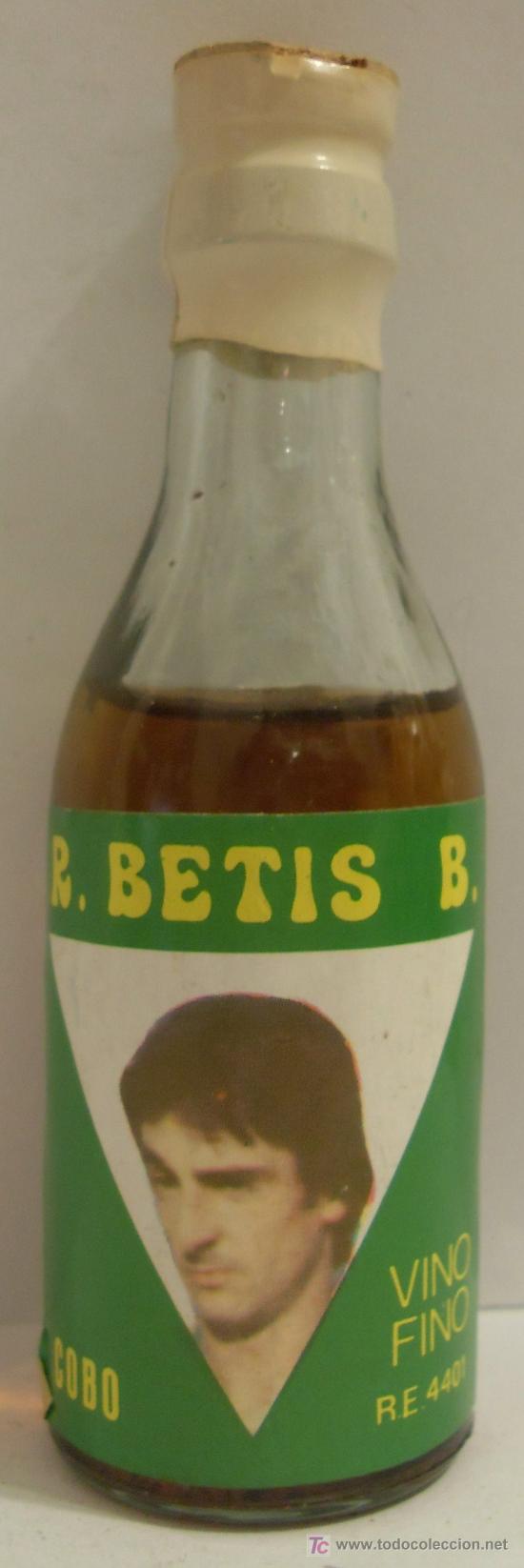 Sammlung von Weinen und Lik&ouml;ren: BOTELLIN DE VINO FINO CON ETIQUETA DEL JUGADOR COBO. EQUIPO REAL BETIS BALOMPIE. SEVILLA.