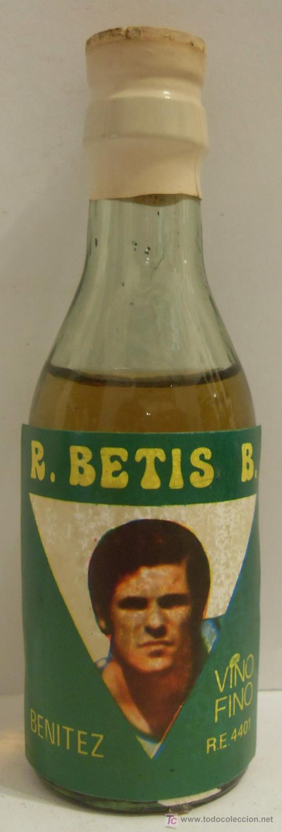 Sammlung von Weinen und Lik&ouml;ren: BOTELLIN DE VINO FINO CON ETIQUETA DEL JUGADOR BENITEZ. EQUIPO REAL BETIS BALOMPIE. SEVILLA.