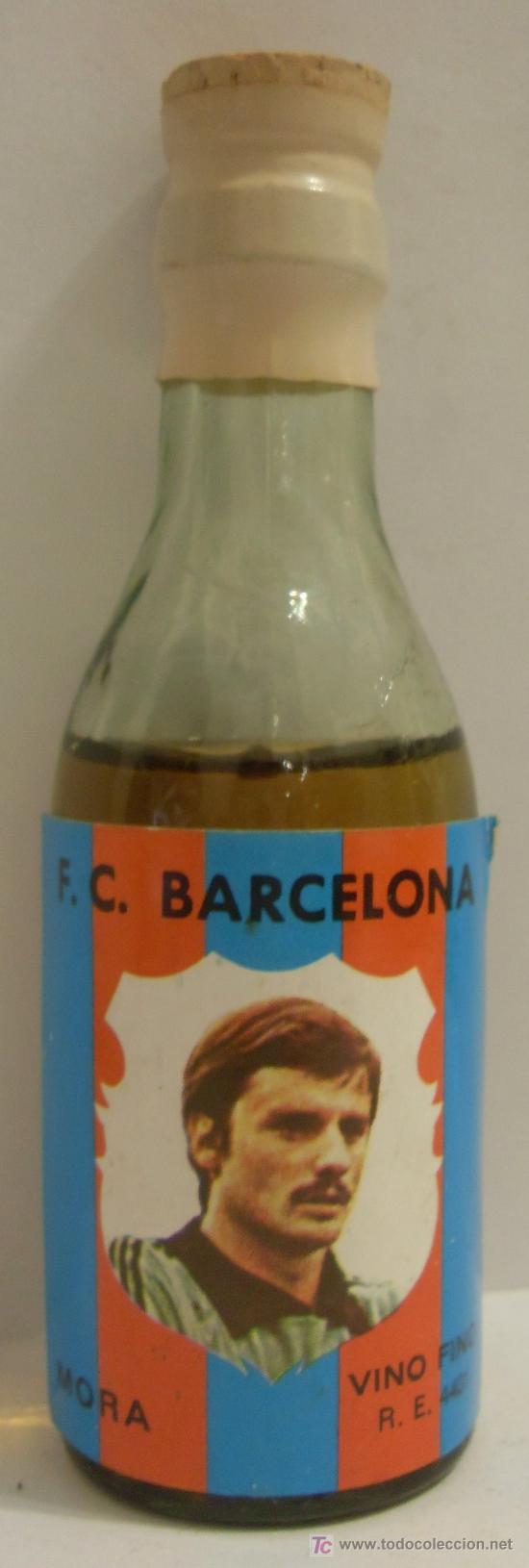 Sammlung von Weinen und Lik&ouml;ren: BOTELLIN DE VINO FINO CON ETIQUETA DEL JUGADOR MORA DEL EQUIPO FUTBOL CLUB BARCELONA.