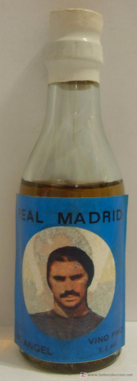 Sammlung von Weinen und Lik&ouml;ren: BOTELLIN DE VINO FINO CON ETIQUETA DEL JUGADOR M.ANGEL DEL EQUIPO DE FUTBOL REAL MADRID.