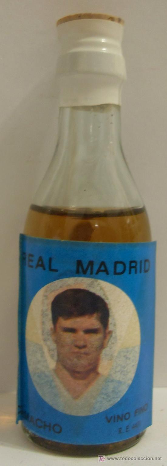 Sammlung von Weinen und Lik&ouml;ren: BOTELLIN DE VINO FINO CON ETIQUETA DEL JUGADOR CAMACHO DEL EQUIPO DE FUTBOL REAL MADRID.