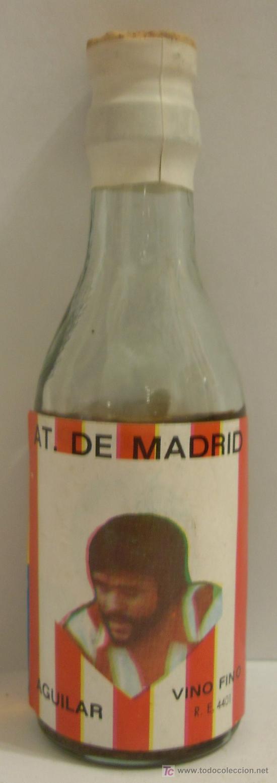 Sammlung von Weinen und Lik&ouml;ren: BOTELLIN DE VINO FINO CON ETIQUETA DEL JUGADOR AGUILAR DEL EQUIPO DE FUTBOL ATLETICO DE MADRID.