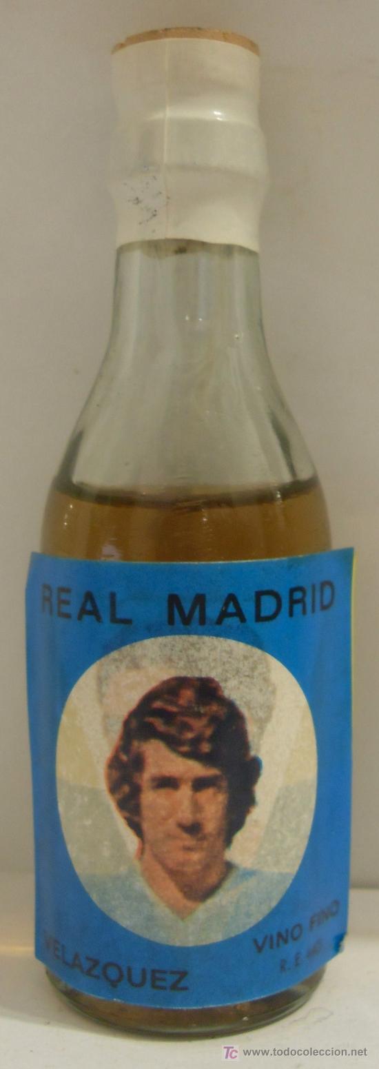 Coleccionismo de vinos y licores: BOTELLIN DE VINO FINO CON ETIQUETA DEL JUGADOR VELAZQUEZ DEL EQUIPO DE FUTBOL REAL MADRID.