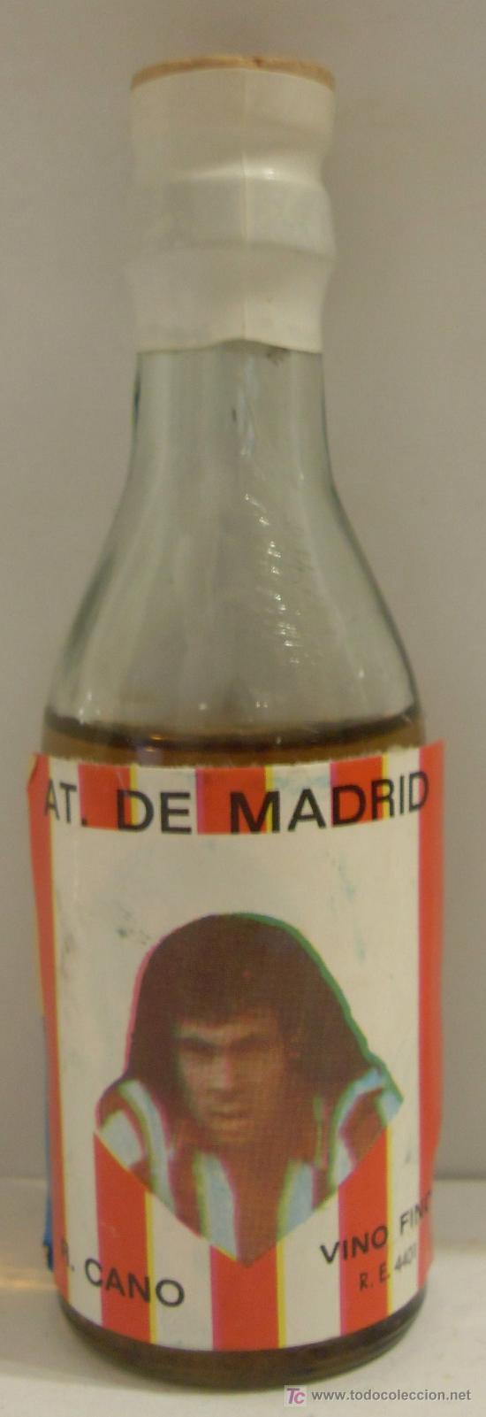 Coleccionismo de vinos y licores: BOTELLIN DE VINO FINO CON ETIQUETA DEL JUGADOR R.CANO, DEL EQUIPO DE FUTBOL ATLETICO DE MADRID.