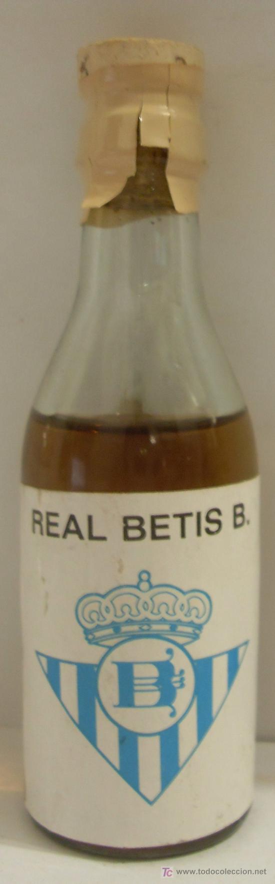 Sammlung von Weinen und Lik&ouml;ren: BOTELLIN DE VINO FINO CON EL ESCUDO EN LA ETIQUETA DEL EQUIPO DE FUTBOL REAL BETIS BALOMPIE.