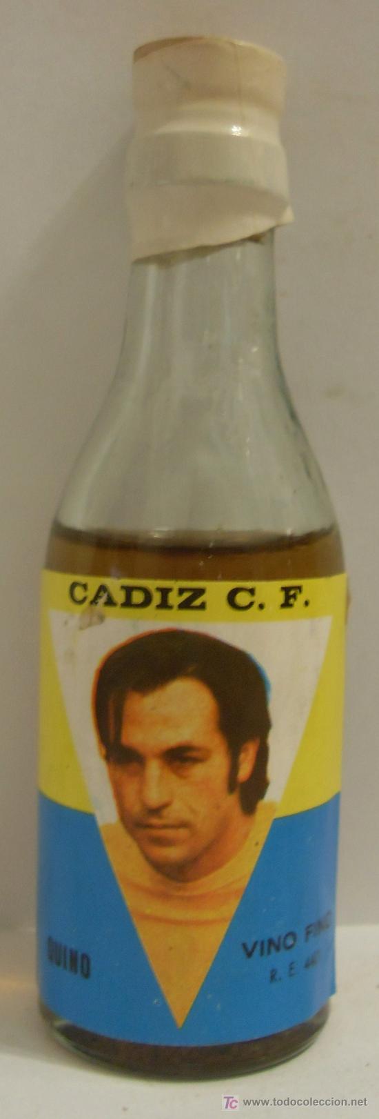 Coleccionismo de vinos y licores: BOTELLIN DE VINO FINO CON ETIQUETA DEL JUGADOR QUINO DEL EQUIPO DE FUTBOL CADIZ C.F.