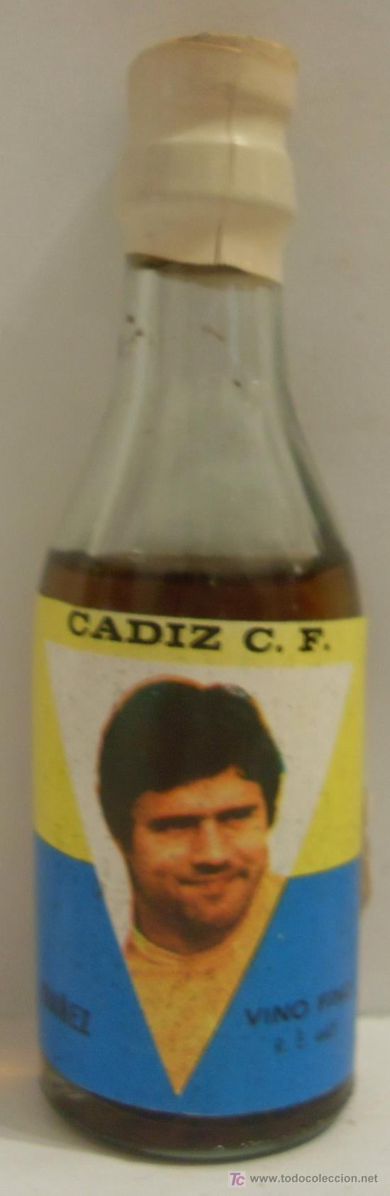 Collection of wines and liquors: BOTELLIN DE VINO FINO CON ETIQUETA DEL JUGADOR IBA&Ntilde;EZ DEL EQUIPO DE FUTBOL CADIZ C.F.