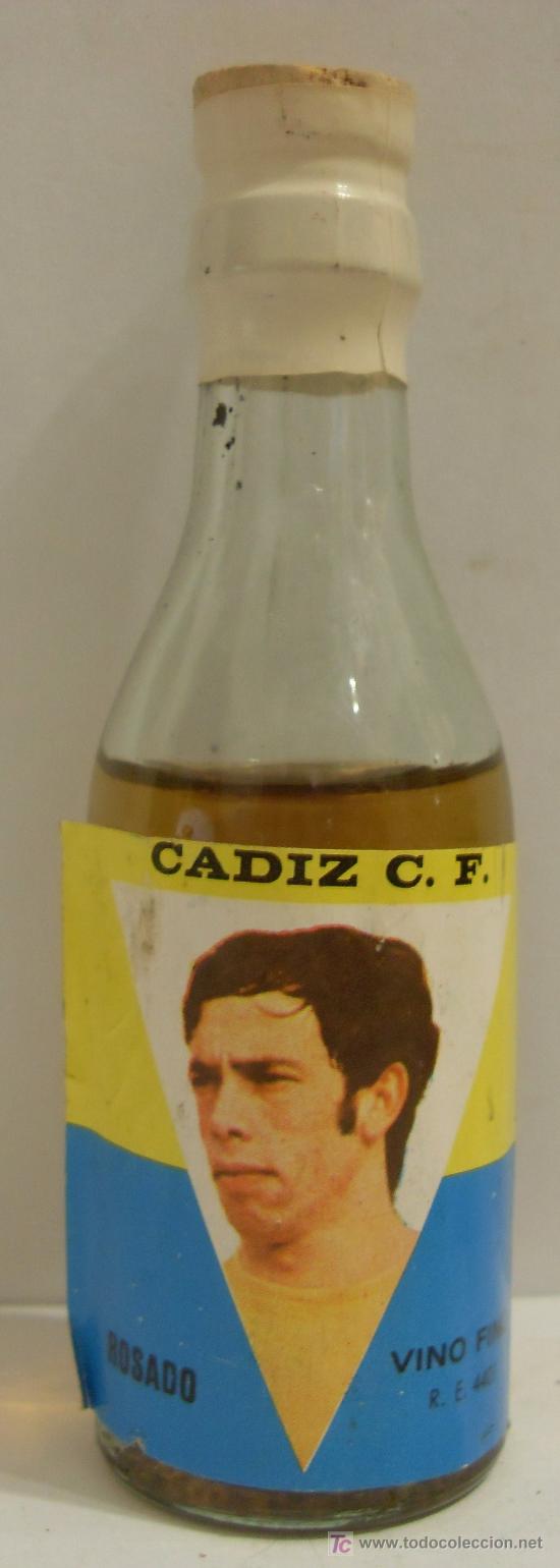 Collection of wines and liquors: BOTELLIN DE VINO FINO CON ETIQUETA DEL JUGADOR ROSADO DEL EQUIPO DE FUTBOL CADIZ C.F.