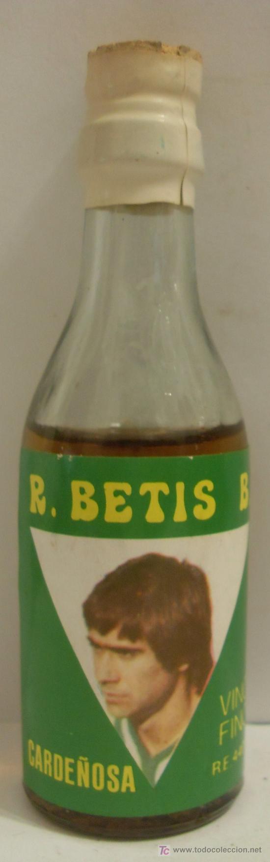 Collection of wines and liquors: BOTELLIN DE VINO FINO CON ETIQUETA DEL JUGADOR CARDE&Ntilde;OSA DEL EQUIPO DE FUTBOL REAL BETIS.
