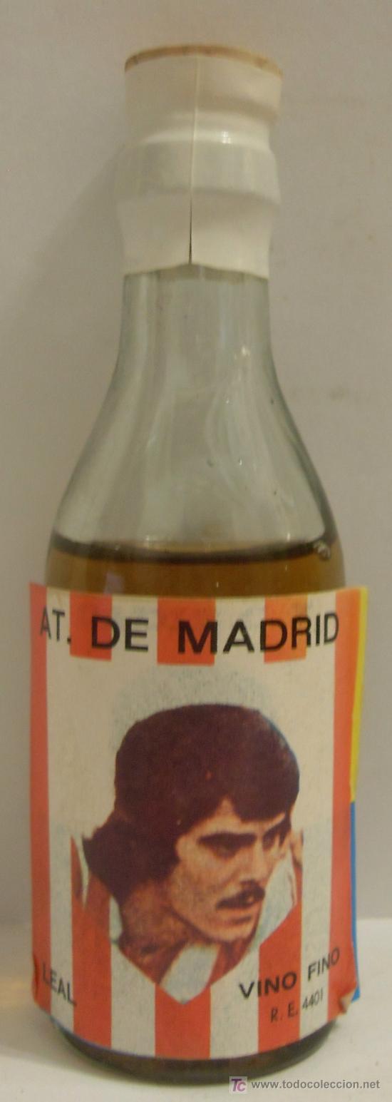 Collection of wines and liquors: BOTELLIN DE VINO FINO CON ETIQUETA DEL JUGADOR LEAL DEL EQUIPO DE FUTBOL ATLETICO DE MADRID.