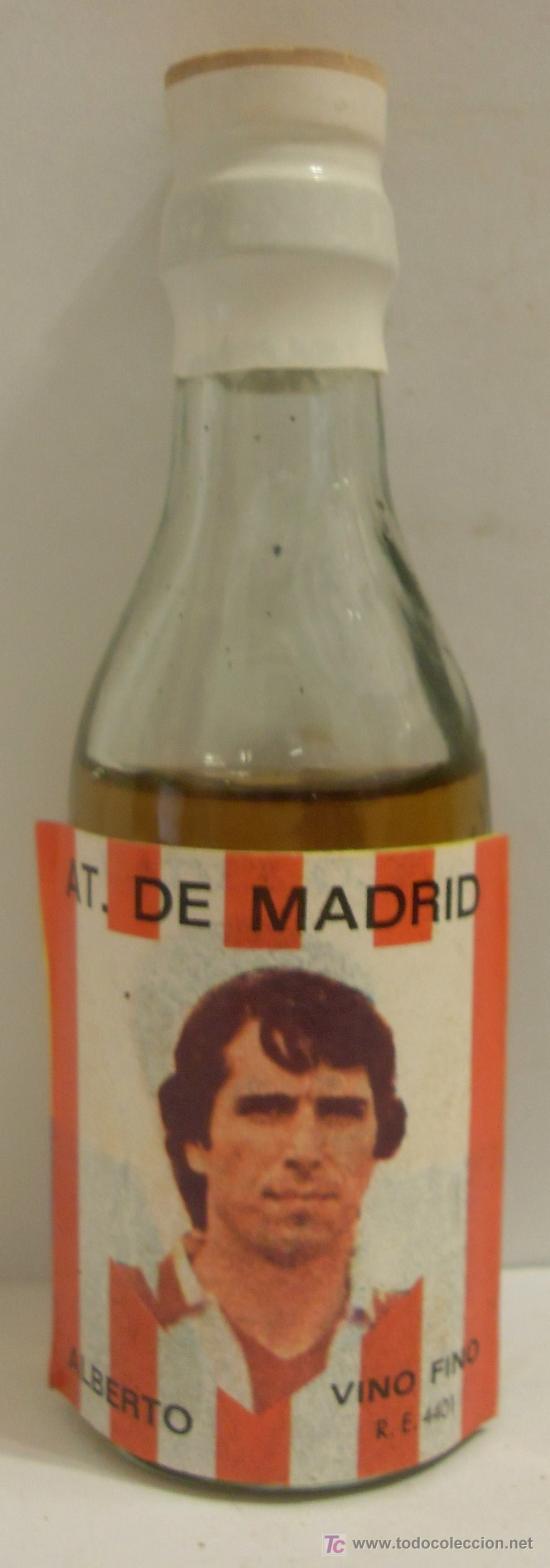 Sammlung von Weinen und Lik&ouml;ren: BOTELLIN DE VINO FINO CON ETIQUETA DEL JUGADOR ALBERTO DEL EQUIPO DE FUTBOL ATLETICO DE MADRID.