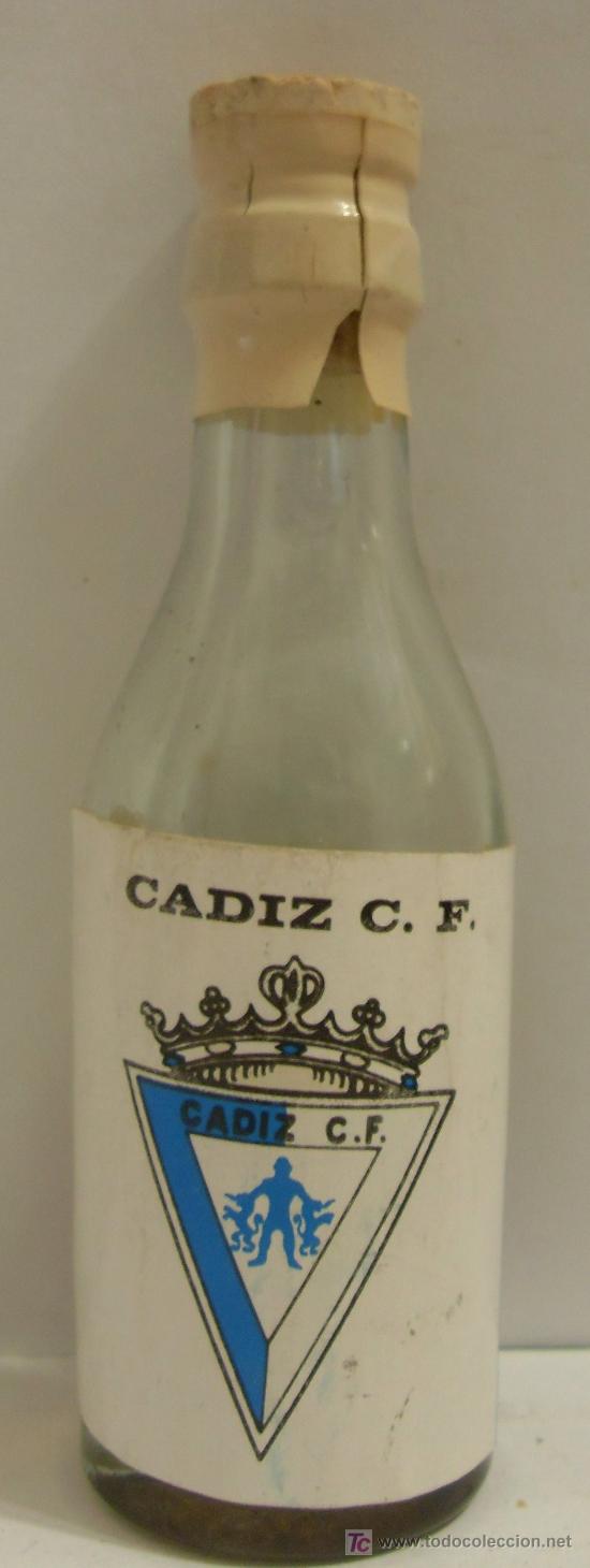 Collection of wines and liquors: BOTELLIN DE VINO FINO CON ETIQUETA DEL EQUIPO DE FUTBOL C.F. CADIZ.