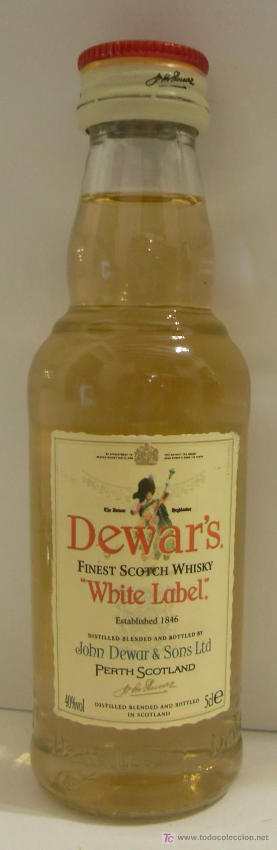Collection of wines and liquors: BOTELLIN DE WHISKY ESCOCES WHITE LABEL. DESTILERIAS JOHN DEWAR & SONS LTD. PERTH, ESCOCIA.