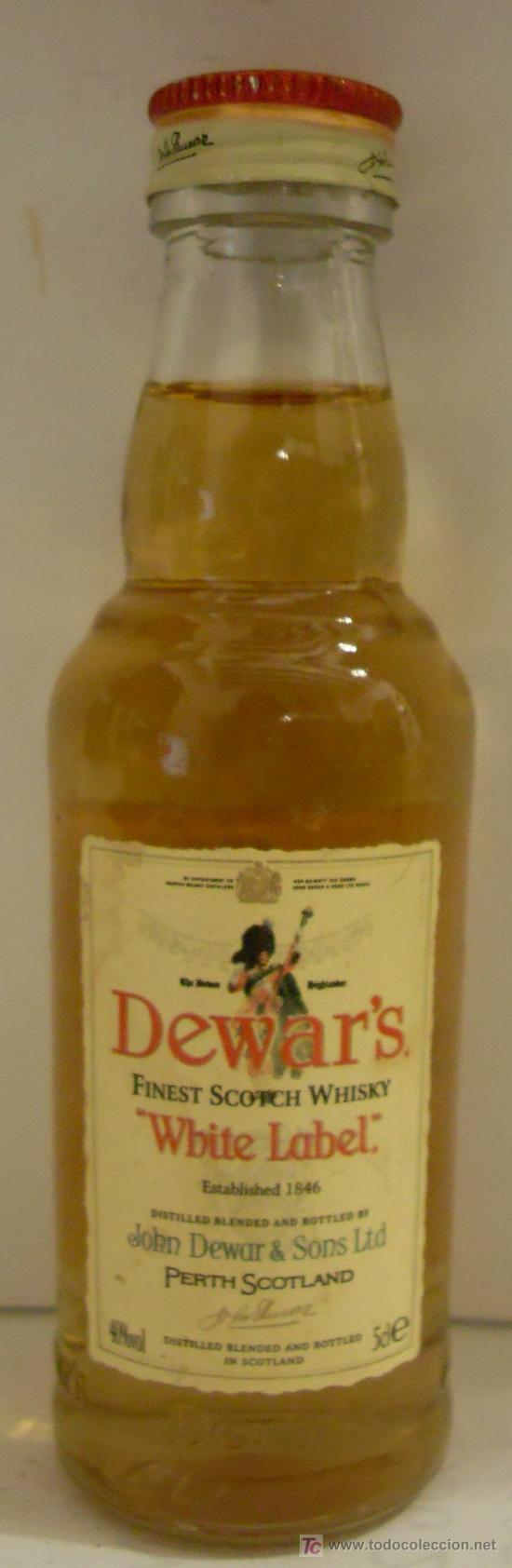 Sammlung von Weinen und Lik&ouml;ren: BOTELLIN DE WHISKY ESCOCES WHITE LABEL DEWAR'S. DESTILERIAS JOHN DEWAR & SONS LTD. PETH, ESCOCIA.