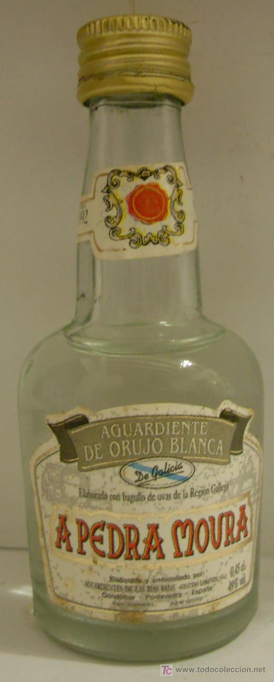 Sammlung von Weinen und Lik&ouml;ren: BOTELLIN DE AGUARDIENTE DE ORUJO BLANCA A PEDRA MOURA. FABRICA AGUARDIENTES DE LAS RIAS BAJAS.