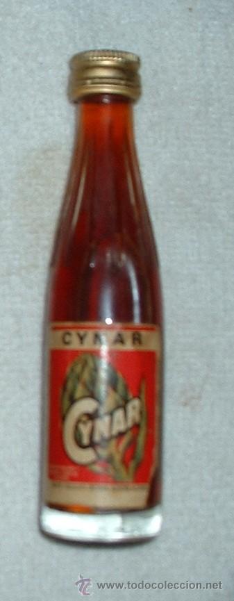 Coleccionismo de vinos y licores: BOTELLIN DE LICOR DIGESTIVO DE ALCACHOFA CYNAR. DESTILERIAS PEZZIOL. ITALIA   RF-478