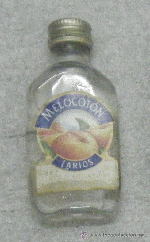 Coleccionismo de vinos y licores: BOTELLIN LICOR DE MELOCOTON LARIOS. DESTILERIA LARIOS. MALAGA     RF-854