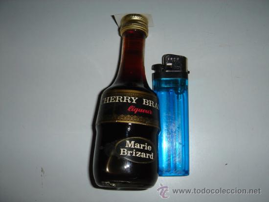 Coleccionismo de vinos y licores: Botellin de licor Cherry Brandy de Marie Brizard, con sello de 1 peseta.