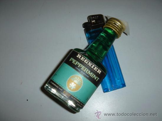Coleccionismo de vinos y licores: Botell&iacute;n de licor de Reginer Peppermint, con sello de 1 peseta.