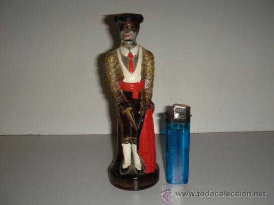 Coleccionismo de vinos y licores: Botella de cristal decorado, reproduce la figura de un torero.