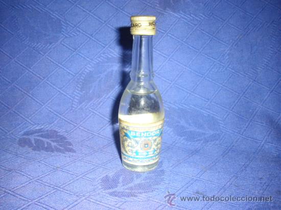 Collection of wines and liquors: ANTIGUA MINIATURA DE ANIS ANISETTE BENDOR RICARD PARIS FRANCIA, . MED. ALTO 11 CM.