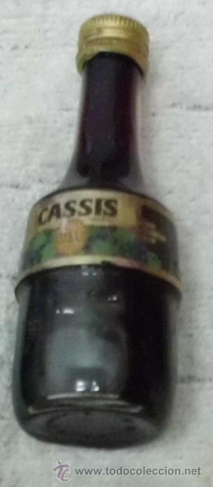 Coleccionismo de vinos y licores: BOTELLIN LICOR CASSIS. DESTILERIA MARIE BRIZARD       RF-1486