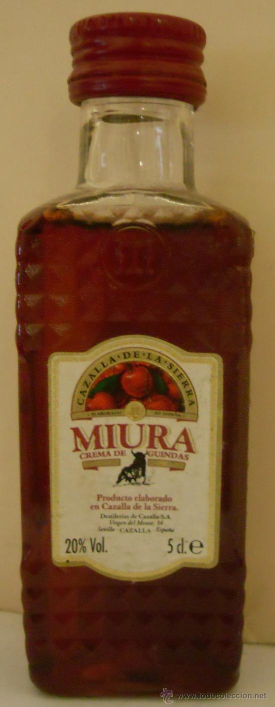 Sammlung von Weinen und Lik&ouml;ren: BOTELLIN DE CREMA DE GUINDAS MIURA. DESTILERIAS DE CAZALLA S.A. CAZALLA, SEVILLA.