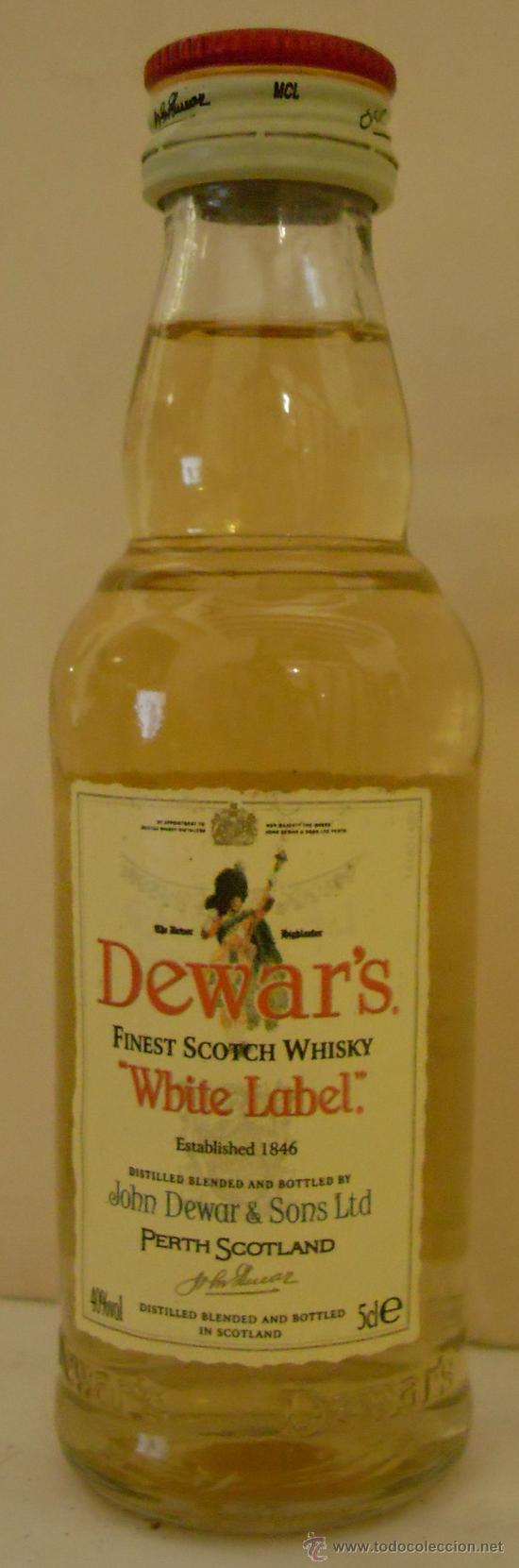 Sammlung von Weinen und Lik&ouml;ren: BOTELLIN DE WHISKY ESCOCES WHITE LABEL. DESTILERIAS JOHN DEWAR & SONS LTD. PERTH, ESCOCIA.